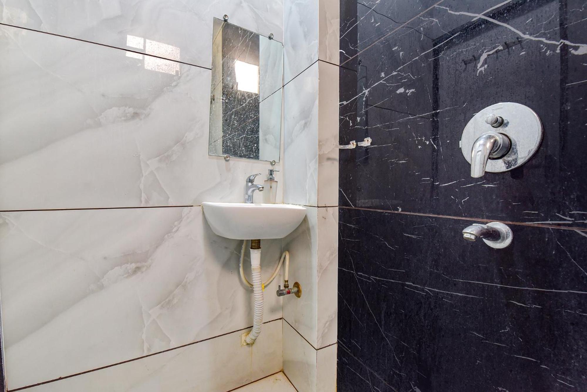Fabexpress A2 And Restro Hotell Indore Exteriör bild